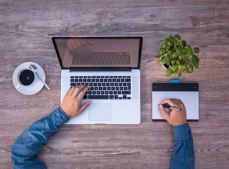 hombre frente al ordenador trabajando