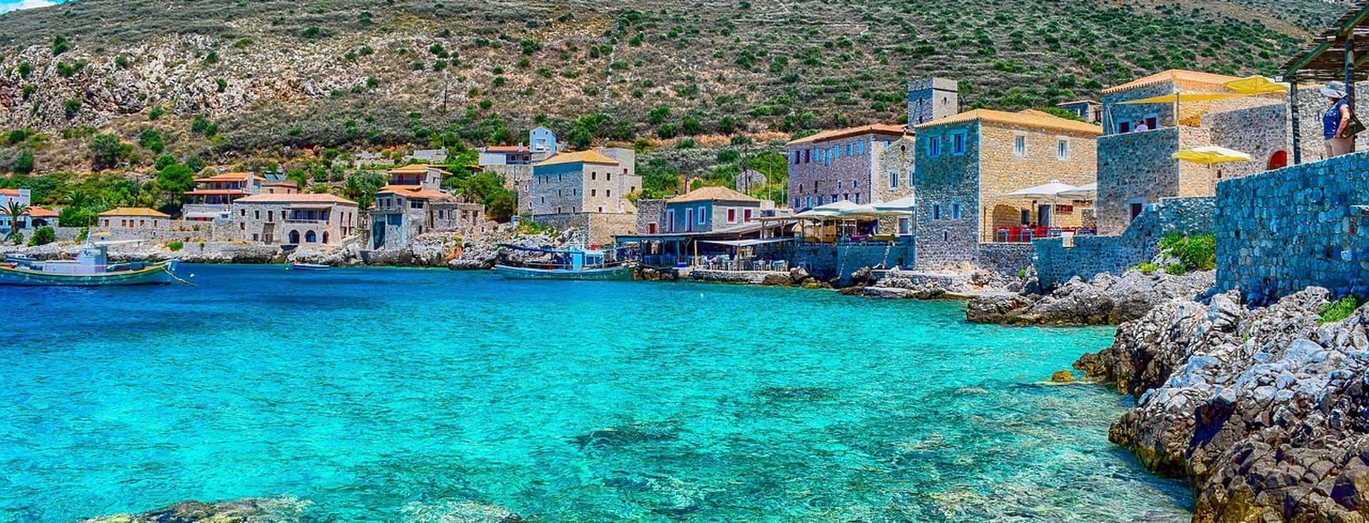 Έγχρωμη φωτογραφία απο μια παραλία της Μεσσηνίας με λιακάδα.