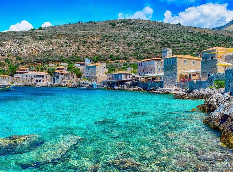 Έγχρωμη φωτογραφία απο μια παραλία της Μεσσηνίας με λιακάδα.