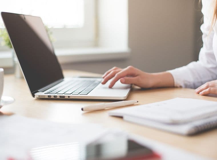 Mujer utilizando un ordenador en el trabajo