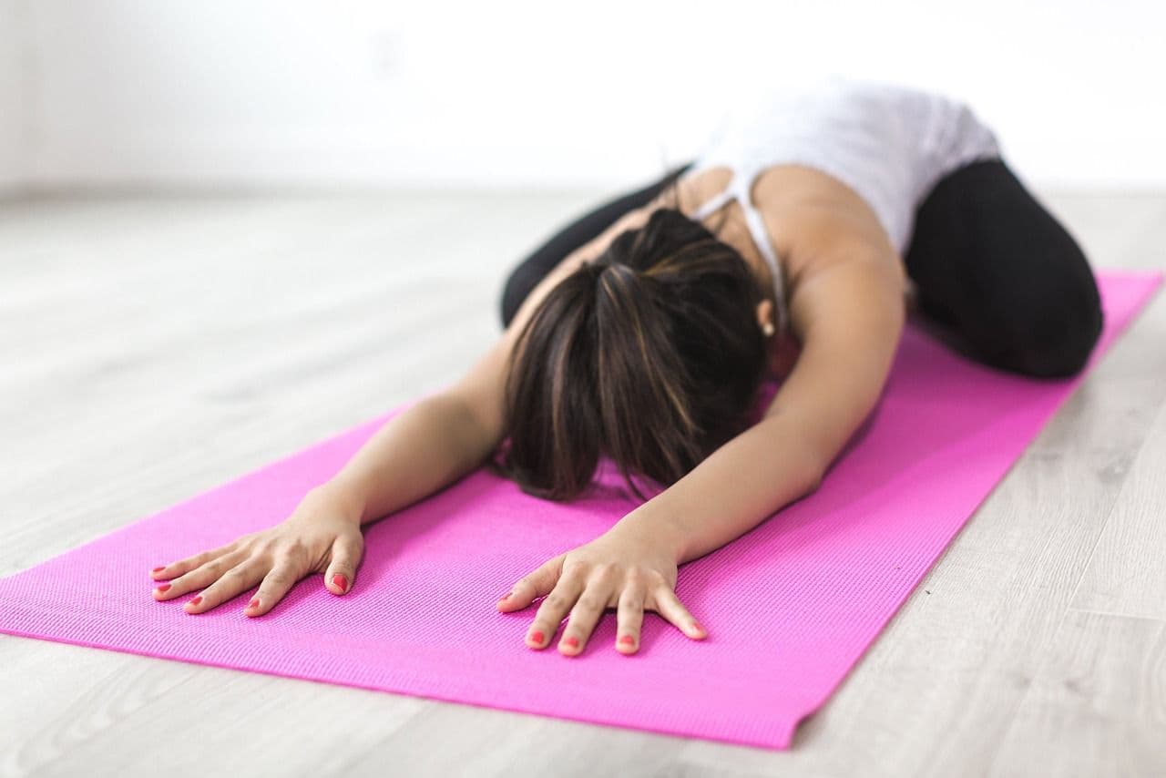 mujer practicando yoga en su tiempo libre