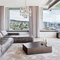 Modernes Penthouse mit grossem Wohnzimmer und Panoramablick auf die Stadt Zürich