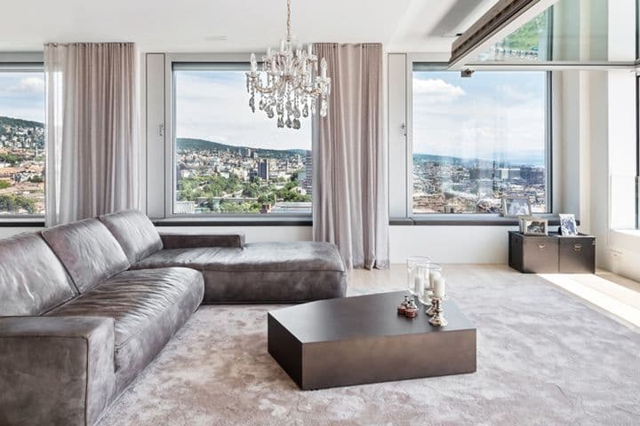 Penthouse moderne avec grand salon et vue panoramique sur la ville de Zurich
