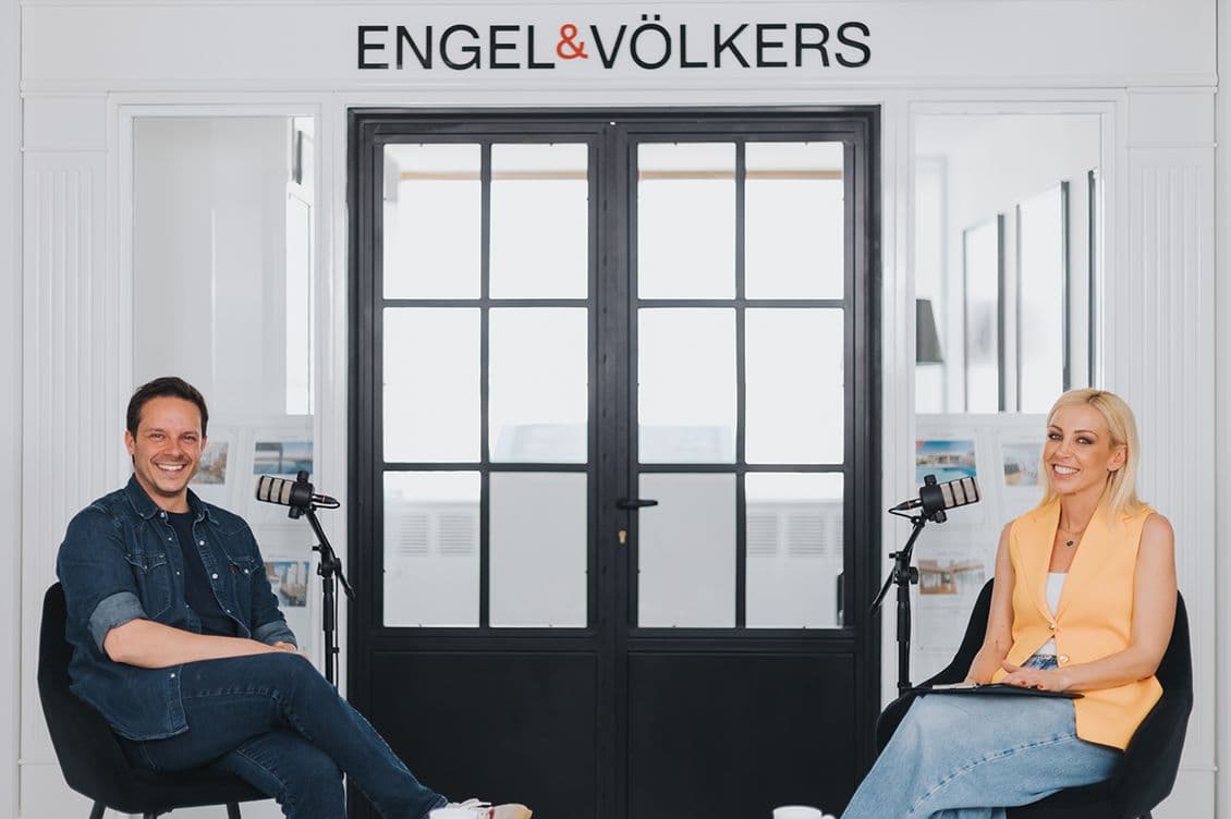 Πορτραίτο του Δημήτρη Μακαλιά μαζί την παρουσιάστρια Λίλη Πυράκη στα γραφεία της EV Greece στην Αθήνα