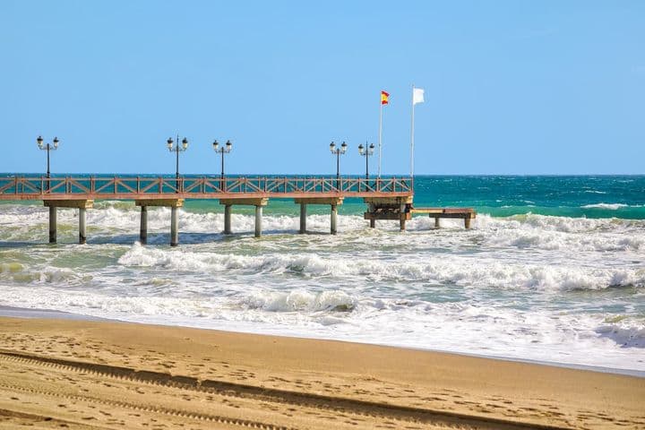 Der Pier neben dem Marbella Club Hotel in Marbella am Strand mit vielen Wellen und an einem windigen Tag