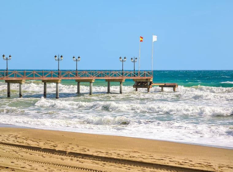 El moll a tocar del Marbella Club Hotel a Marbella, al costat de la platja, amb moltes onades i un dia ventós.