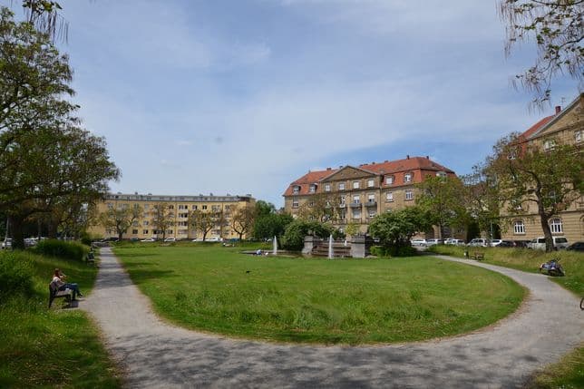 Grünfläche mit Wegen, Brunnen und Altbauten in der Karlsruher Weststadt – zentrumsnahes Wohnviertel mit urbaner Lebensqualität
