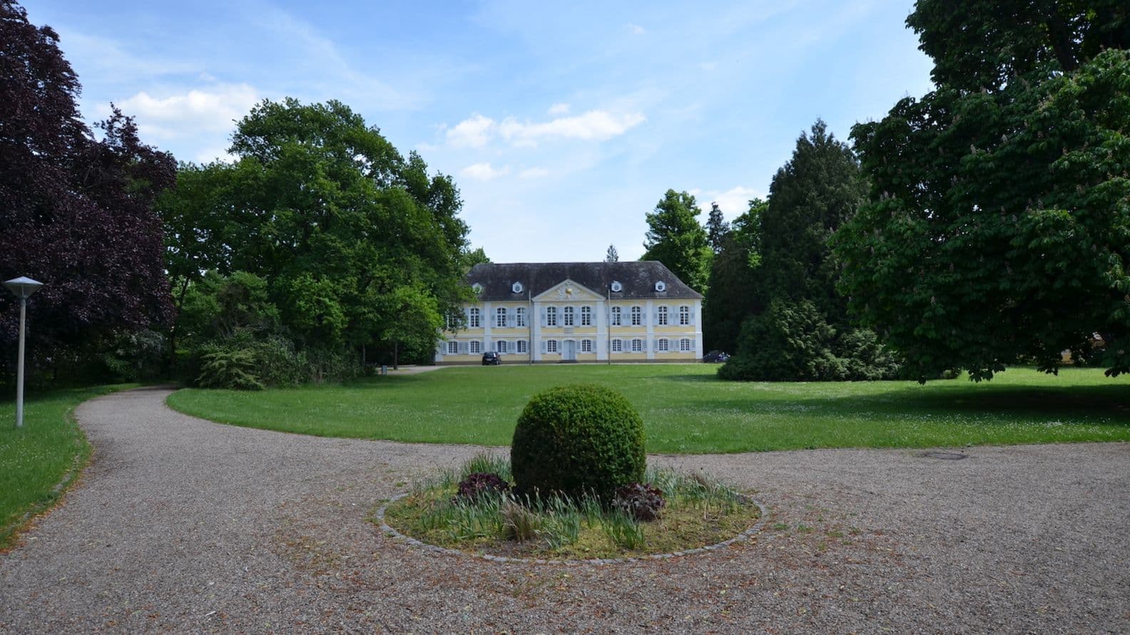Barockes Schloss Stutensee mit Parkanlage – attraktive Wohnlage mit historischem Flair und hoher Lebensqualität im Umland von Karlsruhe