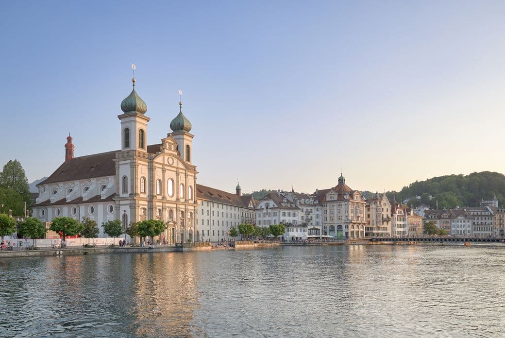 Jesuitenkirche in der Altstadt von Luzern bei Sonnenuntergang direkt am See