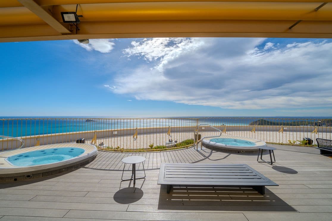 Bereich mit zwei Jacuzzis und Solarium im 47. Stock des Intempo-Turms mit Blick auf das Meer.