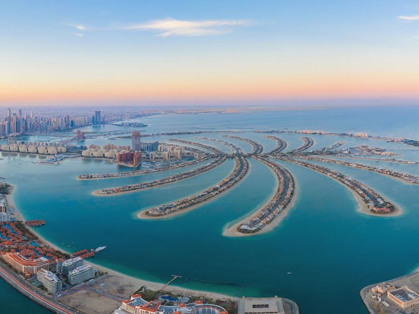 Palm Jumeirah von oben mit Halbmond und Wedeln