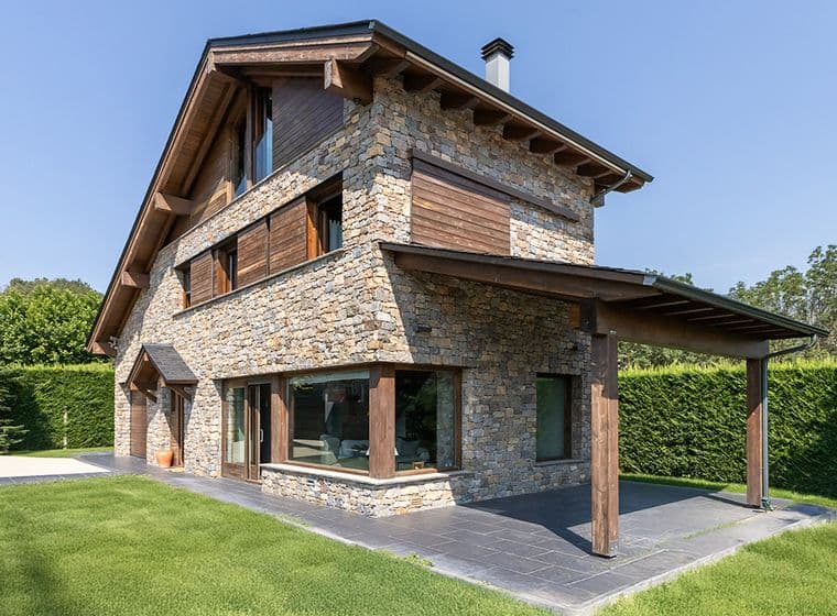 Casa con porche y jardín privado