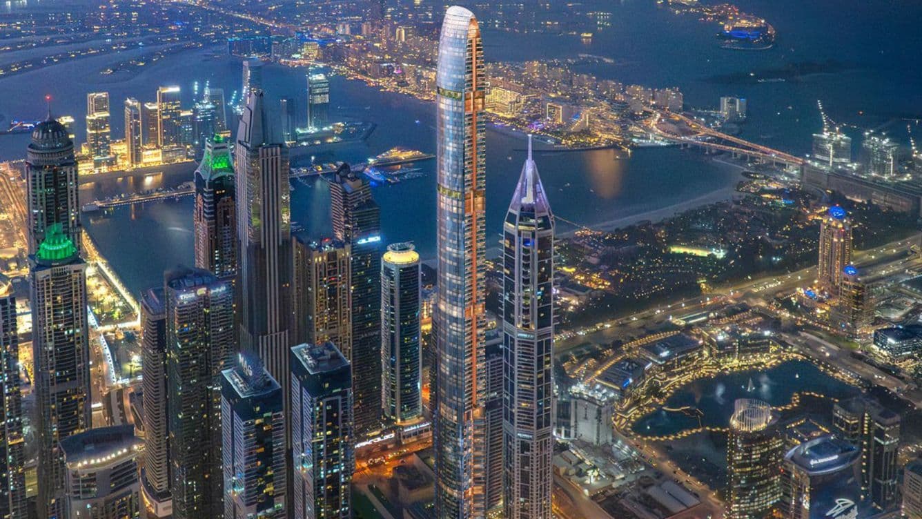 Six Senses Residences Wohngebäude bei Nacht vor der Skyline von Dubai Marina