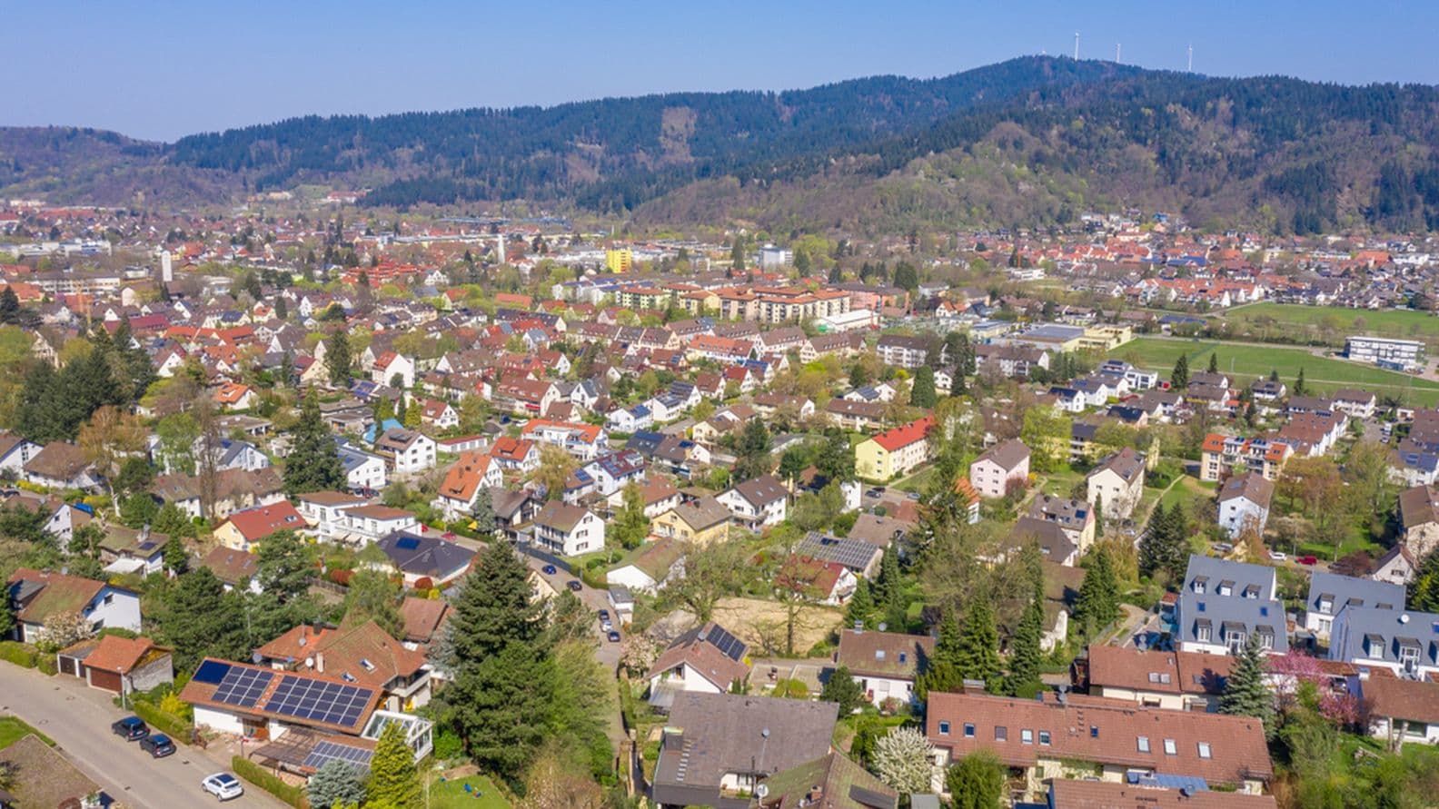 Luftaufnahme des Freiburger Stadtteils Littenweiler mit Einfamilienhäusern und grüner Umgebung am Rand des Schwarzwalds