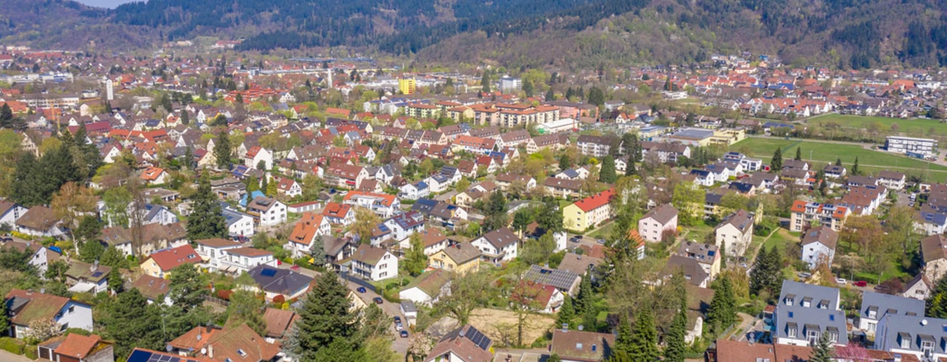Luftbild mit Blick auf Wohnviertel in Freiburg – Beispiel für typische Lagen bei der Ermittlung des Bodenrichtwerts