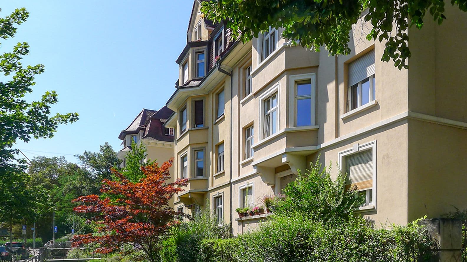 Historisches Mehrfamilienhaus im Freiburger Stadtteil Wiehre mit Vorgarten und Bäumen