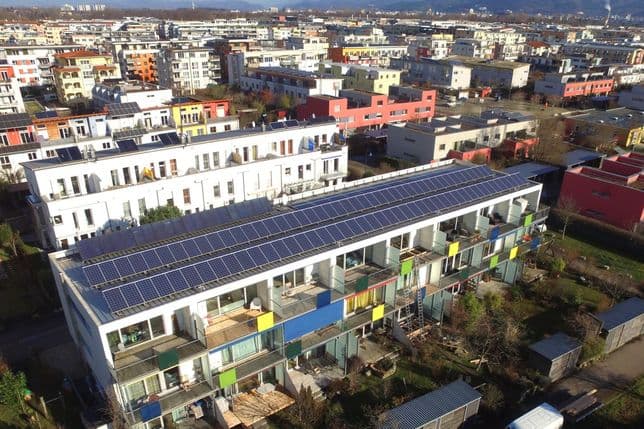 Luftaufnahme des Freiburger Stadtteils Rieselfeld mit modernen Wohngebäuden und Solaranlagen