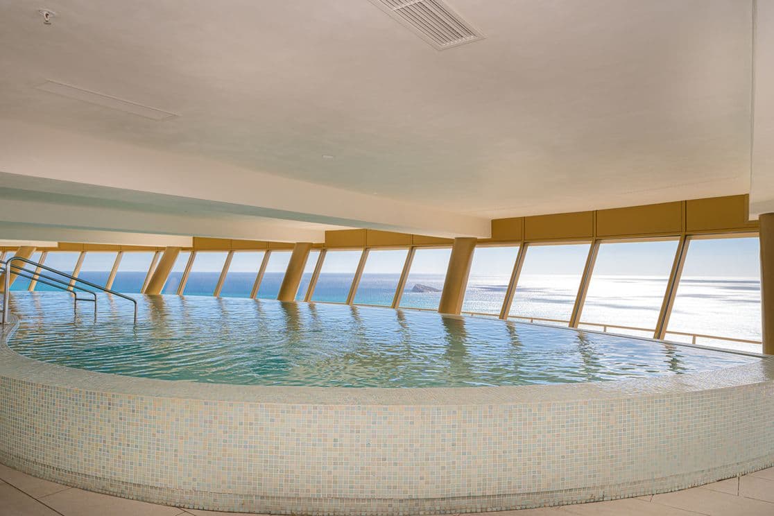 Pool des Spas im Intempo-Turm mit Blick auf das Meer und die Küstenstadt.