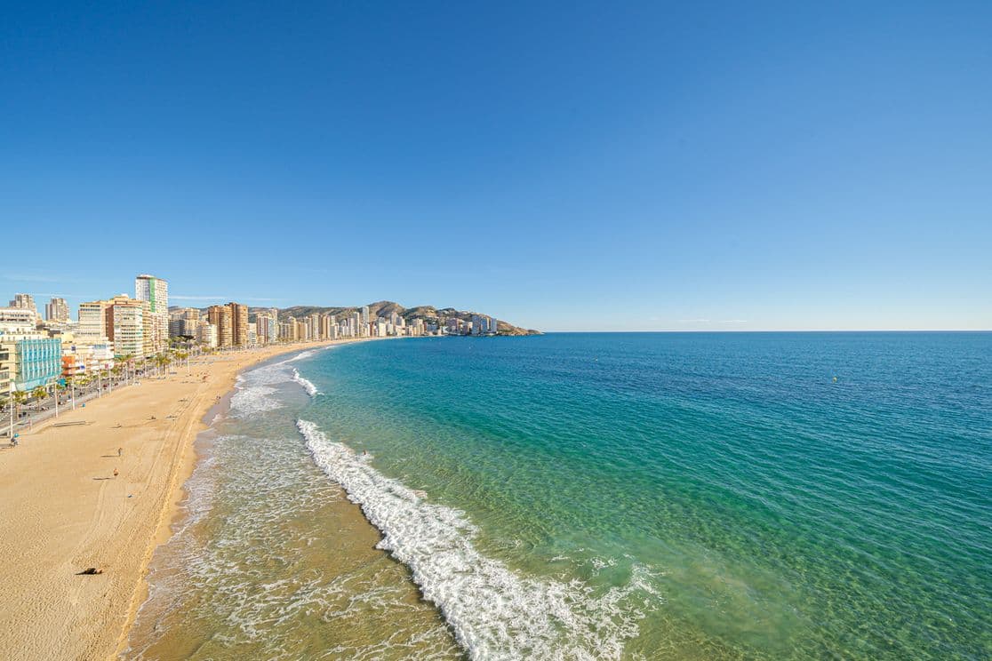 Blick aus einer Drohne auf den Playa de Levante und die Stadt Benidorm.