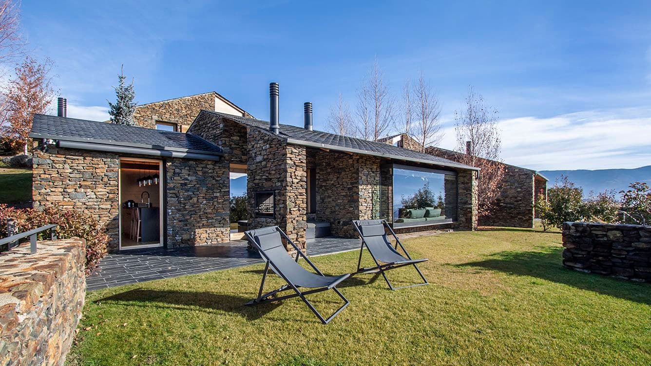 Casa a Mas Sallent, Bolvir. Casa de nova construcció amb jardí i vistes.