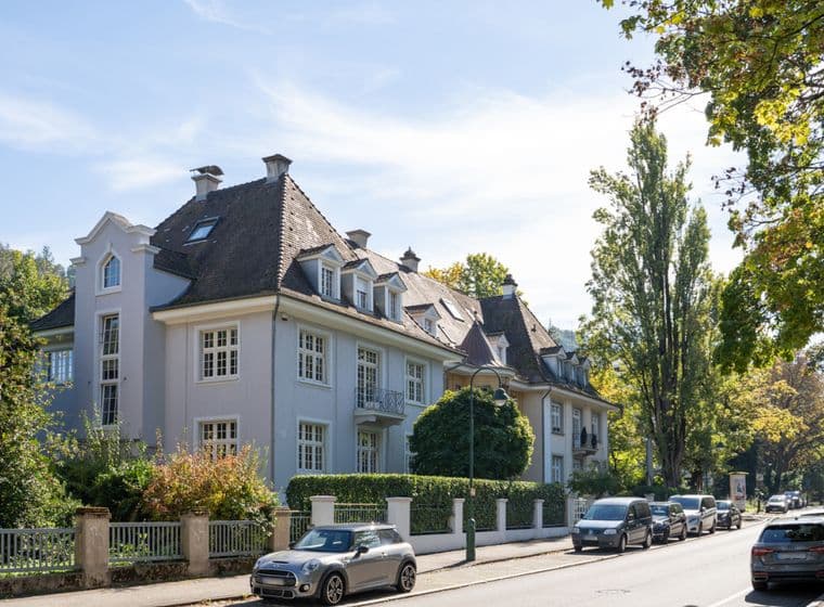 Repräsentative Häuser mit Vorgärten und Baumallee in Freiburg-Herdern an einem sonnigen Tag