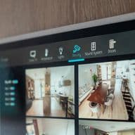 Sistema di sicurezza domestica con telecamere per monitorare i vari ambienti