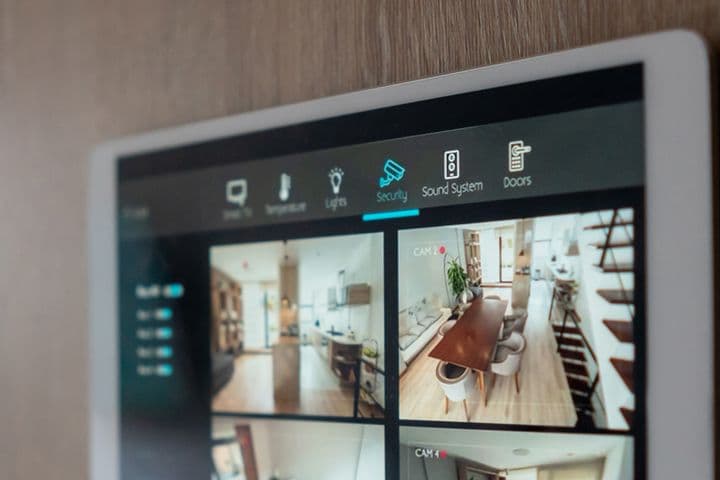 Sistema di sicurezza domestica con telecamere per monitorare i vari ambienti