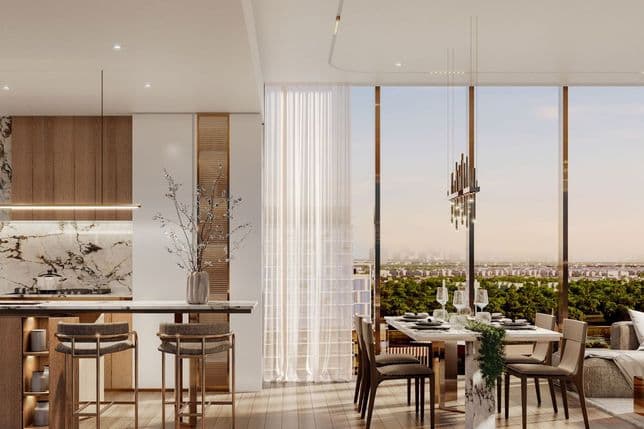 Moderne offene Küche mit Barhockern und Marmorelementen, die nahtlos in einen Essbereich mit raumhohen Fenstern übergeht.