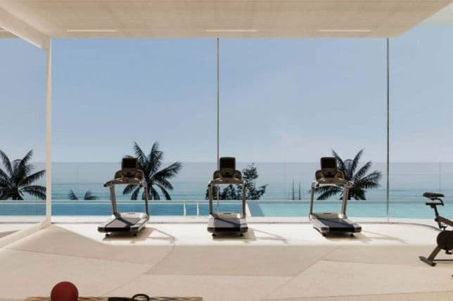 Modernes Fitnessstudio bei Octa Isle mit Panoramablick auf das Meer