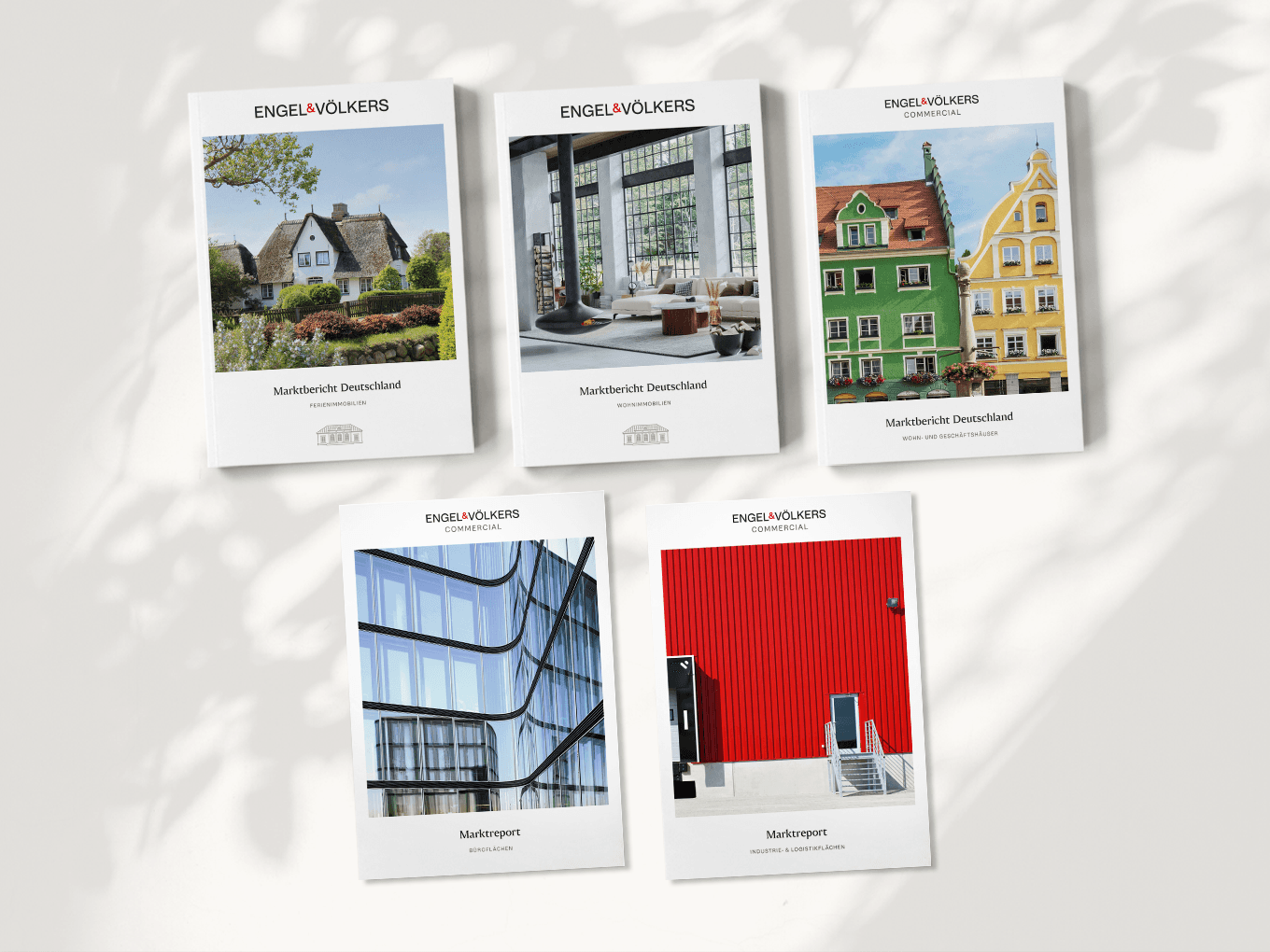 Fünf Titelbilder von Engel & Völkers-Marktberichten, die jeweils unterschiedliche Architekturstile und Farben zeigen und in einem verstreuten Layout angeordnet sind.