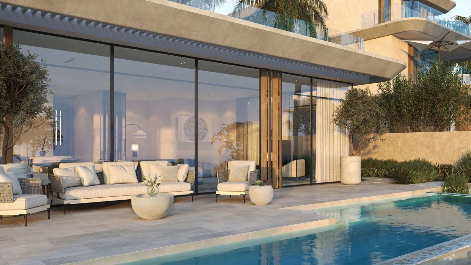 Außenbereich mit Sitzgelegenheiten und Pool einer Anantara Mina Villa mit küstennaher Gartenanlage.