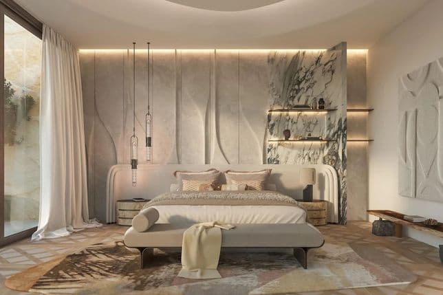 Modernes Schlafzimmer mit großem Bett, abstrakter Wandkunst, Hängeleuchten und einer Marmor-Akzentwand. Neutrale Farbtöne und sanfte Beleuchtung schaffen eine gemütliche Atmosphäre.