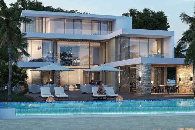 Luxurious modern two-story villa with glass walls, beside a turquoise pool; poolside loungers, umbrellas, and palm trees. KI-generiertes Bild