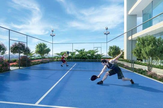 Multifunktionaler Outdoor-Sportplatz im Danube ASPIRZ, Dubai Sports City – umgeben von Grünflächen und ideal für einen aktiven Lebensstil.