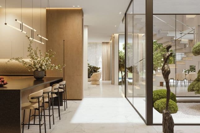 Modernes Interieur mit eleganter Küche, Barhockern und großen Glastüren, die zum Garten öffnen. Minimalistisches Design mit natürlichem Licht und Grünflächen.