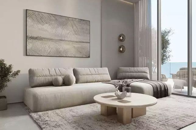 Heller Luxus-Wohnbereich mit modernen Möbeln, neutralem Dekor und bodentiefen Fenstern, die zu einer Terrasse führen.