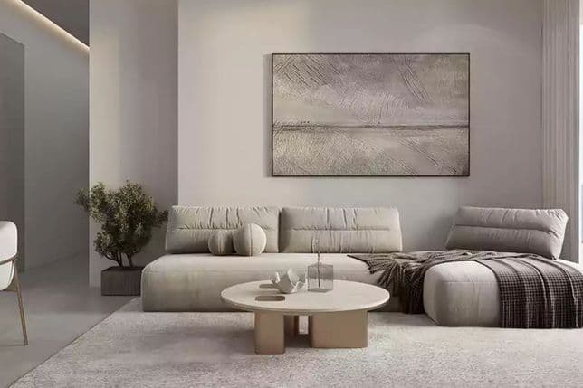 Stilvolles, zeitgenössisches Wohnzimmer mit neutralem Dekor, einem bequemen Ecksofa und abstrakter Wandkunst.