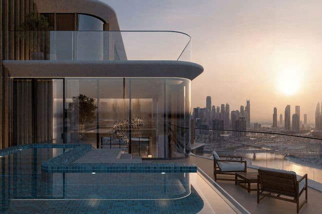 Moderner Infinity-Pool auf dem Dach mit Glasgeländer, mit Blick auf eine Stadtsilhouette bei Sonnenuntergang. Zwei Holz-Liegestühle stehen auf der Terrasse.