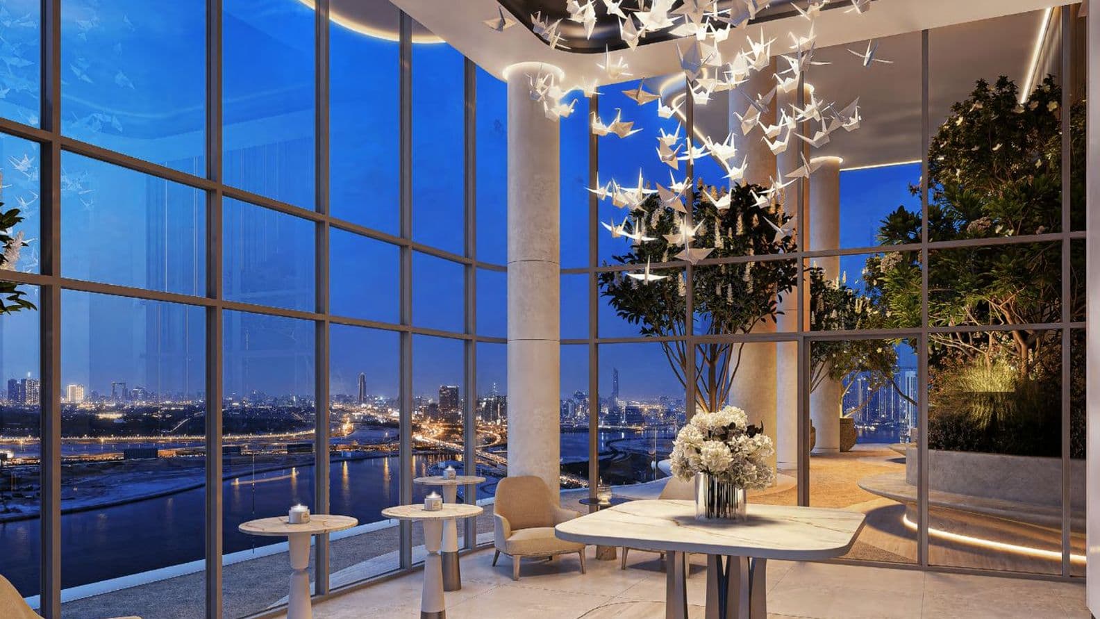 Modernes Interieur mit bodentiefen Fenstern, Blick auf die Stadtsilhouette, Origami-Vogel-Deckenkunst, eleganten Möbeln und warmer Beleuchtung.