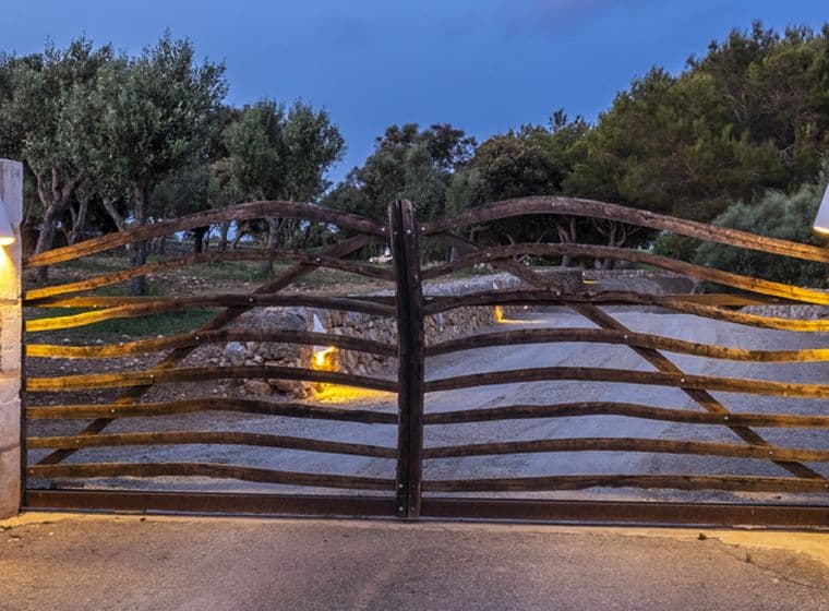 Eingangstor am Abend