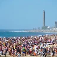 Multitud de personas en el Winter Pride Maspalomas