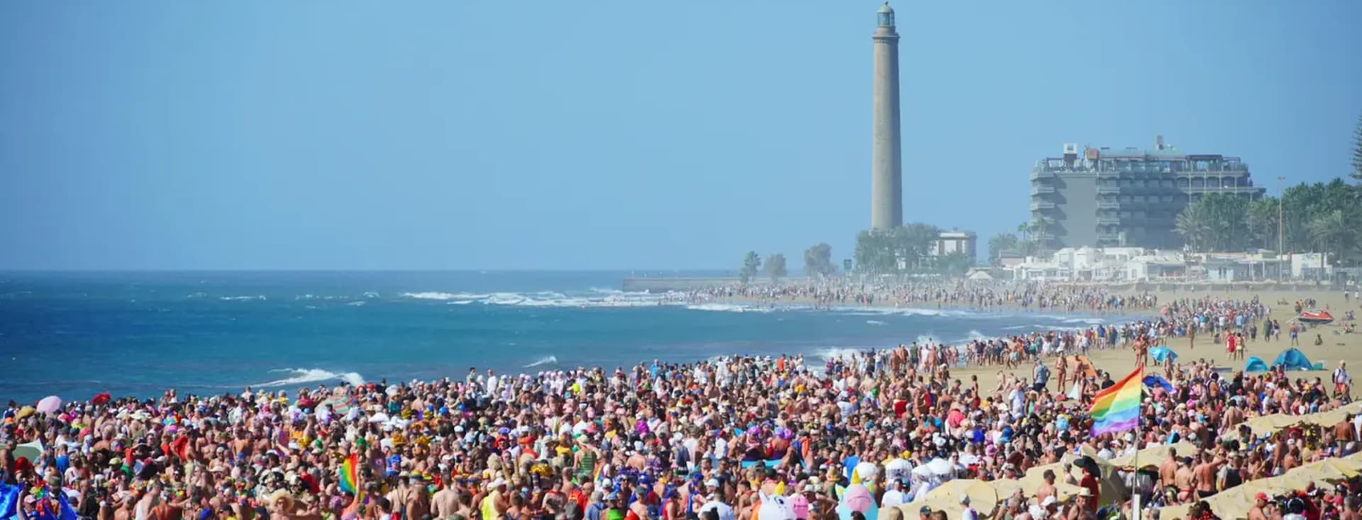Multitud de personas en el Winter Pride Maspalomas