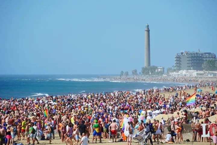 Multitud de personas en el Winter Pride Maspalomas
