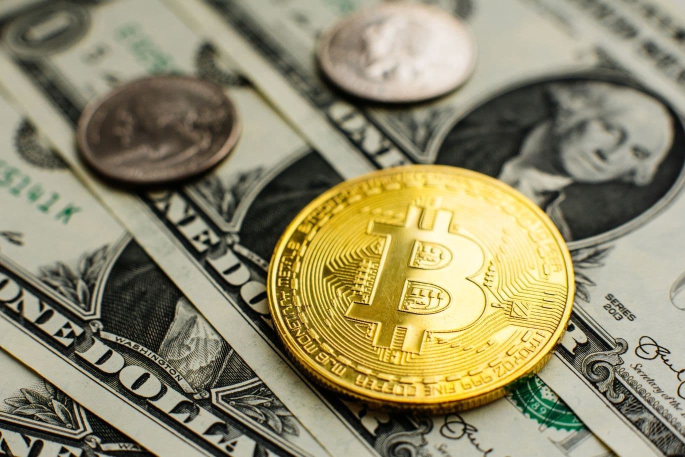 Bitcoin- und US-Dollar-Scheine, wie sie zum Kauf von Immobilien in Dubai verwendet werden.