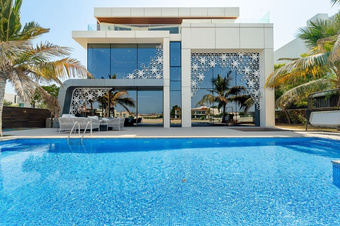 Contemporary Palm Jumeirah Mansion with large private pool