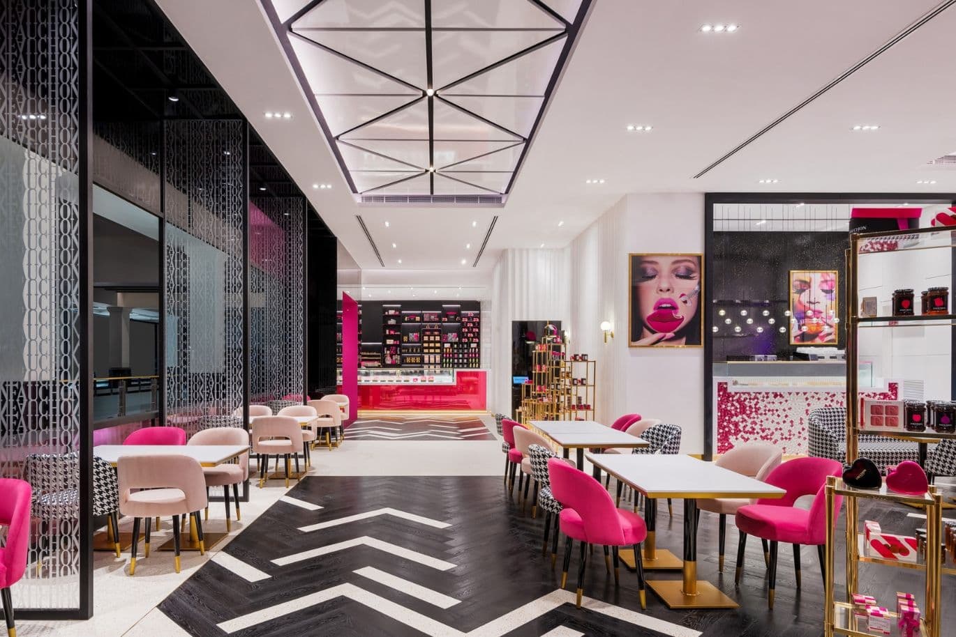 Shop-Innenarchitektur in der Mall Of The Emirates