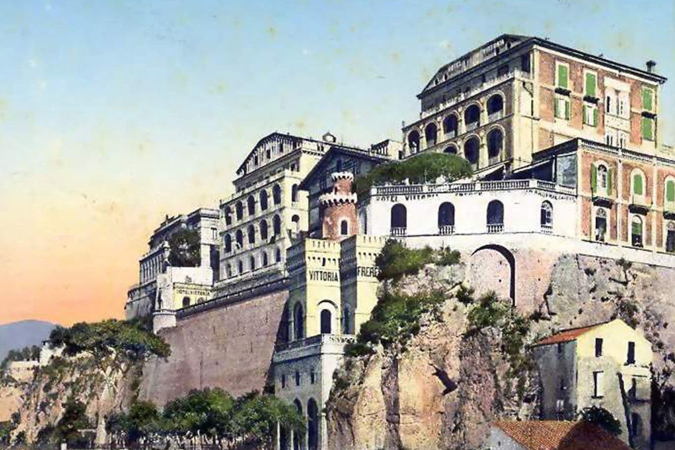 Seit 1834 zieht das Hotel „Excelsior Vittoria“ Reisende in seinen Bann. Ein Aufzug bringt Gäste zum Hafen und zum Strand.