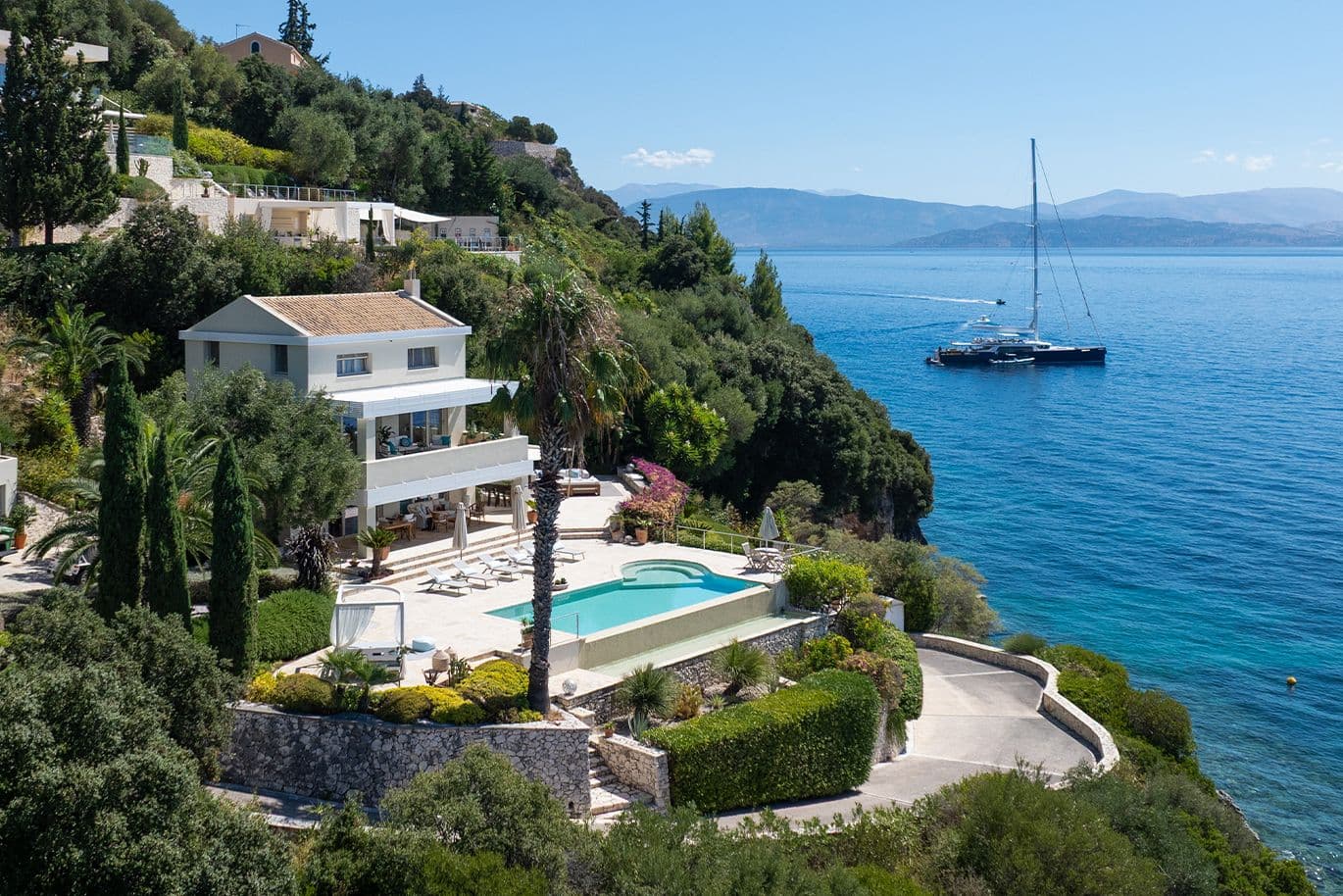 Σπίτι σε λόφο, δίπλα στη θάλασσα