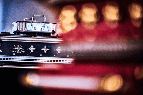 großer Metallschüssel mit Griffen auf schwarzem Lacanche Herd