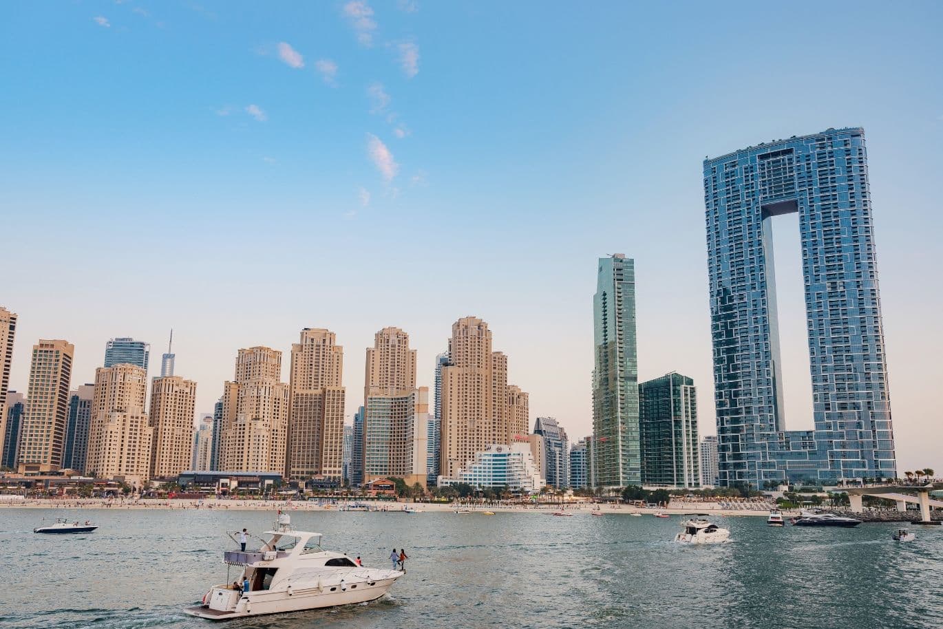 Yachten im Hafen vor dem JBR-Strand